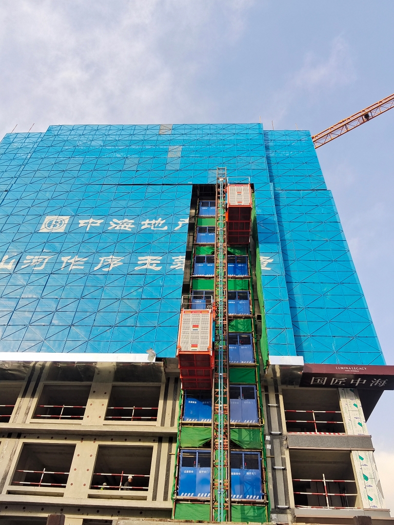 方圆智能化升降机落户首都某工地